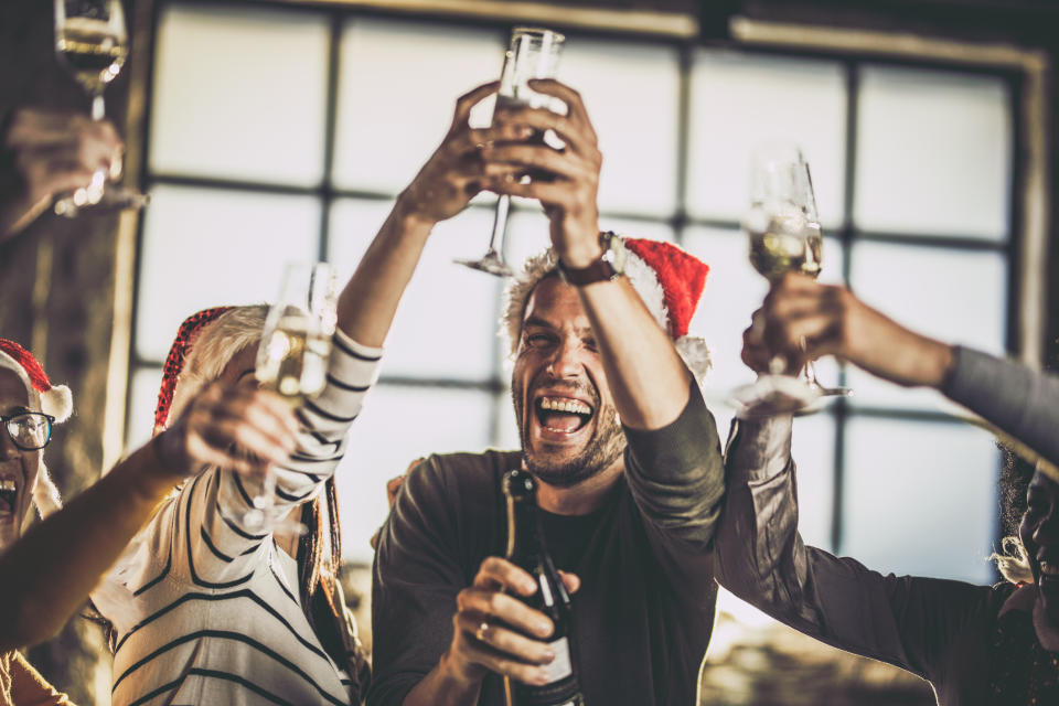 Auf einer Weihnachtsfeier gewinnt nicht der, der am längsten aushält. (Bild: Getty Images)