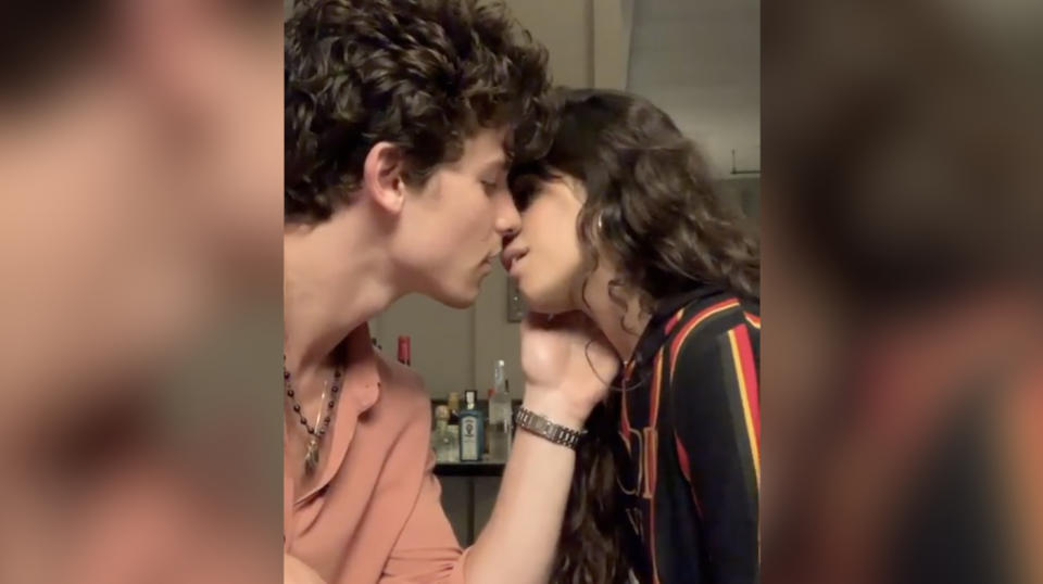 El beso entre los dos artistas con el que responden a los comentarios en redes sociales. (Créditos: Instagram shawnmendes)