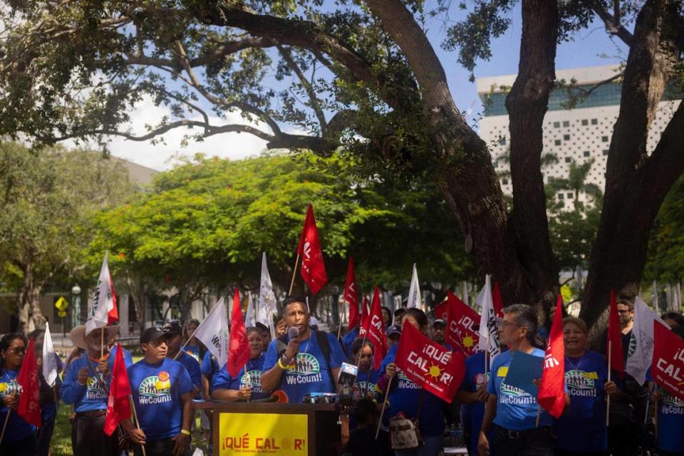 Samuel Ramos, trabajador de la construcción y el campo, habla durante un mitin antes de una reunión del Comité de Salud Comunitaria de la comisión del Condado Miami-Dade para votar sobre el estándar sobre el calor para trabajadores al aire libre de Miami-Dade, el lunes 11 de septiembre de 2023, en el Government Center, en Miami.