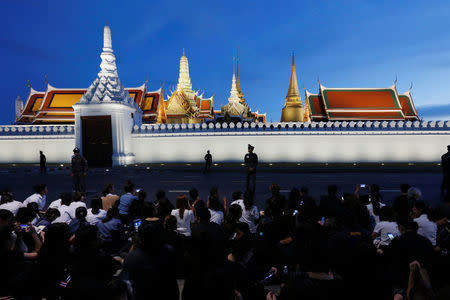 Mourners pay their respects to the late King Bhumibol Adulyadej outside the Grand Palace in Bangkok,Thailand October 20, 2016. REUTERS/Chaiwat Subprasom