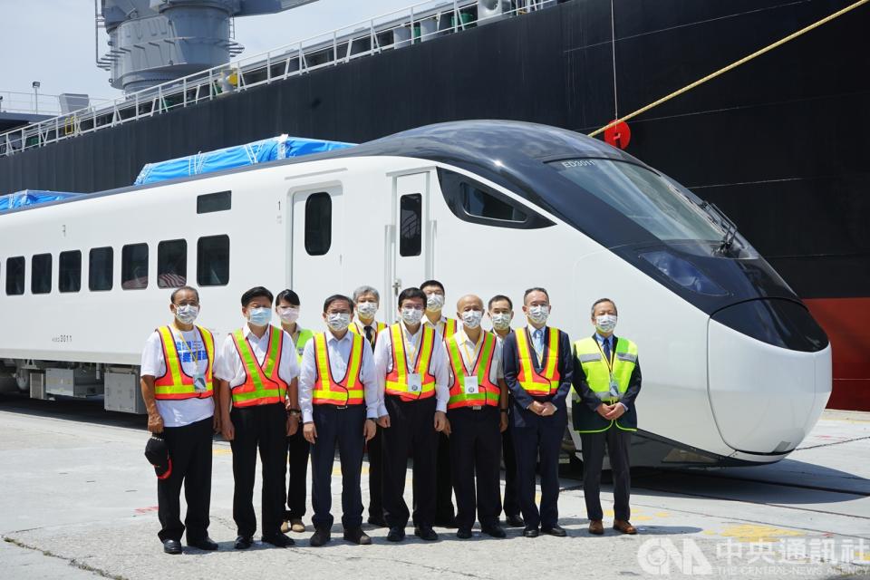 台鐵局首批EMU3000型城際列車30日上午運抵花蓮港，交通部長王國材（前中）、日本台灣交流協會首席副代表星野光明（前右2）、立委傅崐萁（前左2）、劉櫂豪（前左3）、廖國棟（前左1）等人到場迎接列車。（中央社）