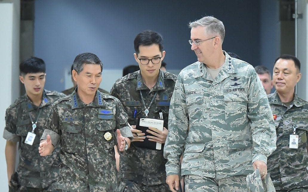 General John Hyten (R) at the JCS headquarters in Seoul, South Korea - SOUTH KOREAN JCS