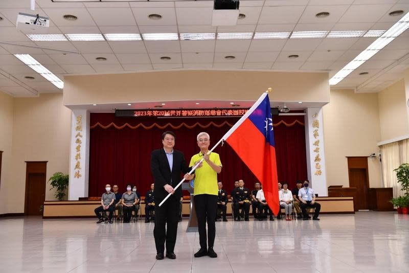 內政部長林右昌（左）授旗給副署長陳永利（右）。（警政署提供）
