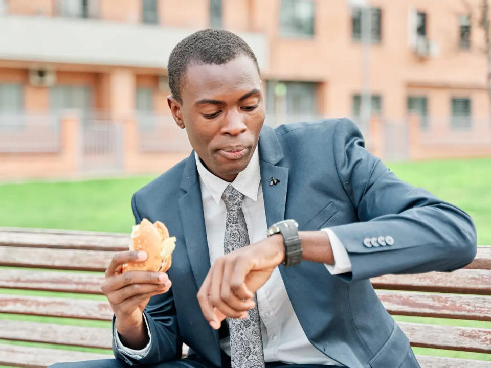 Wenn ihr abnehmen wollt, solltet ihr euch weniger Gedanken darüber machen, wann ihr esst, und mehr auf die Portionsgrößen achten, so neue Forschungsergebnisse.  - Copyright: Oscar Martin/Getty Images