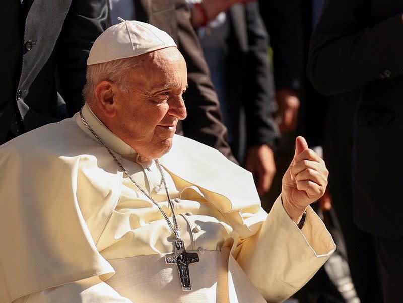 Foto del viernes del Papa Francisco en el "Centro Paroquial de Serafina" de Lisboa