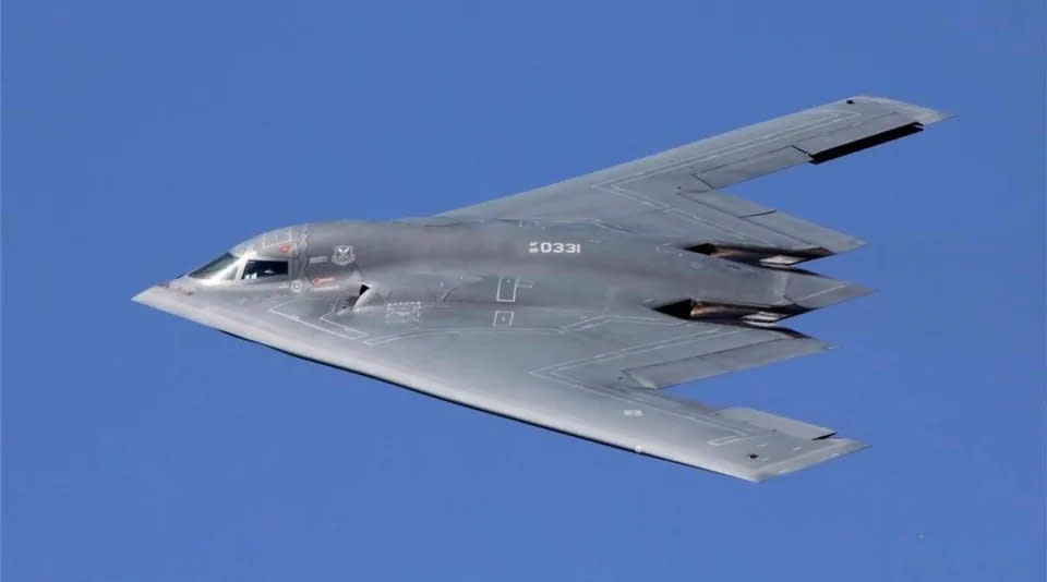 美國的 B-21「突襲者」戰略轟炸機，在全球軍事領域內備受矚目。   圖：翻攝自嗷狼記
