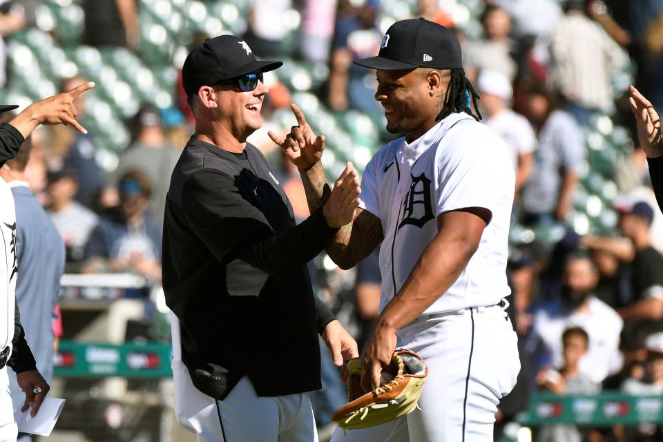 El mánager de los Tigres, AJ Hinch, a la izquierda, se ríe con el lanzador de relevo Gregory Soto después de derrotar a los Mellizos, 5-2, el domingo 2 de octubre de 2022 en Detroit.