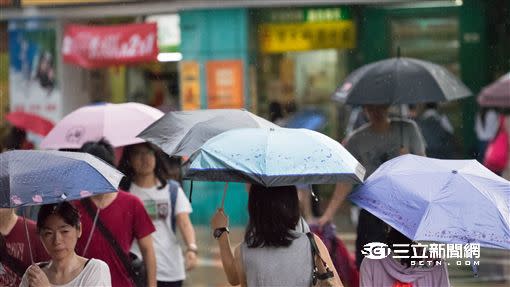 下周二、三各地再轉陣雨、雷雨。（示意圖／記者陳弋攝）