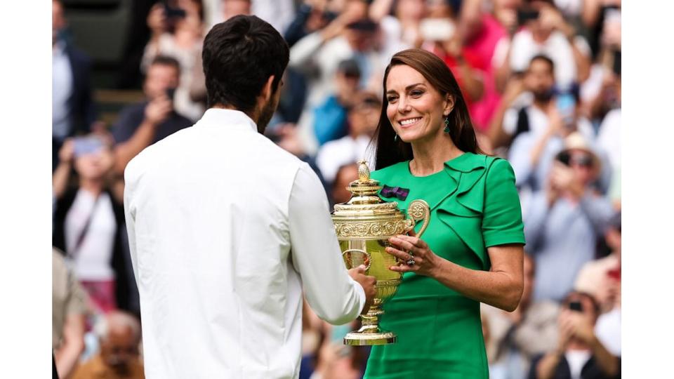 Kate Middleton gives the trophy to Carlos Alcaraz - Wimbledon 2023