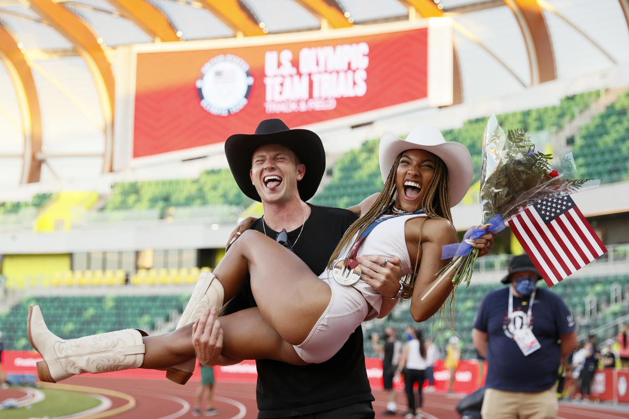 Hunter Woodhall, un velocista de 22 años y dos veces medallista paralímpico, está saliendo con la saltadora olímpica de 20 años del equipo de <a href="https://www.independentespanol.com/tag/estados-unidos" rel="nofollow noopener" target="_blank" data-ylk="slk:Estados Unidos;elm:context_link;itc:0;sec:content-canvas" class="link ">Estados Unidos</a>, Tara Davis, actualmente en Tokio, donde compite por el oro. (Foto: Getty Images)