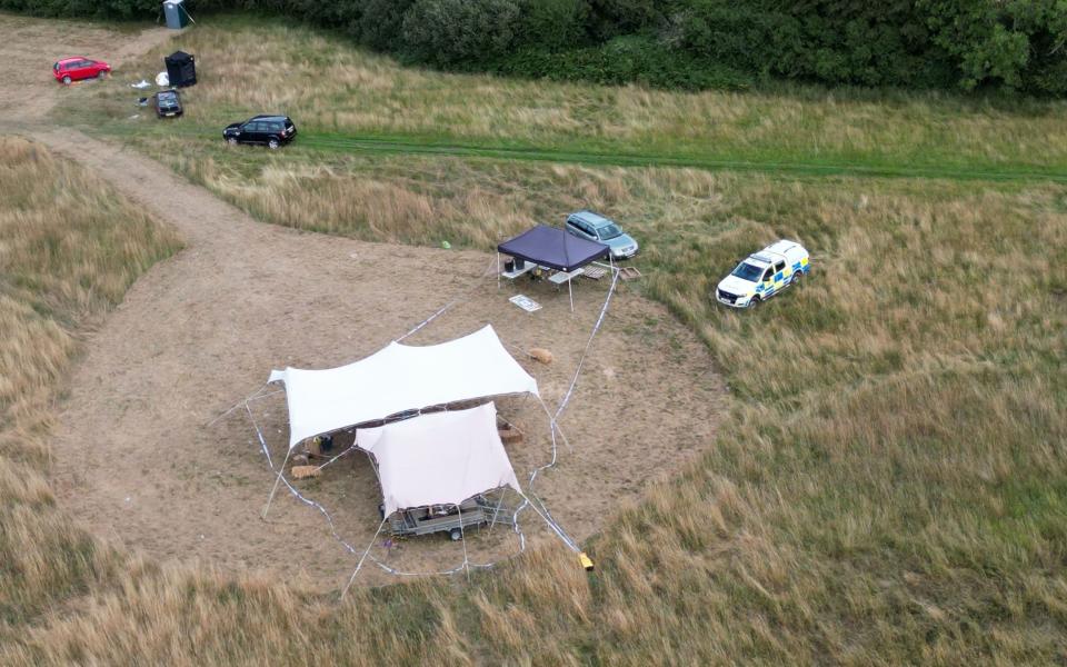 Die Polizei untersucht den Tatort nach der Messerattacke, bei der der Junge lebensgefährlich verletzt wurde