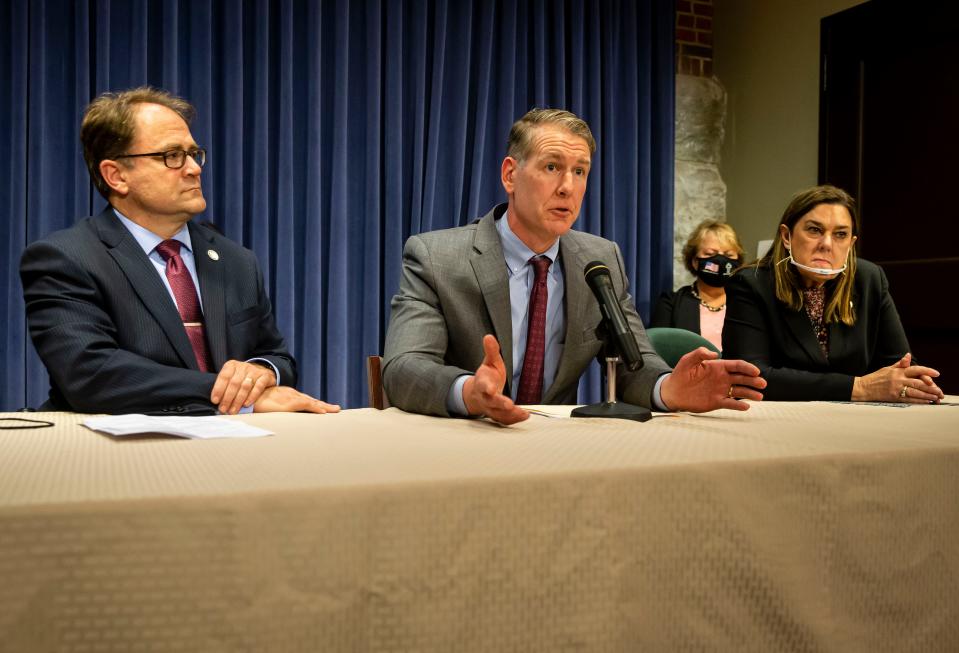 Illinois State Sen. John Curran, R-Downers Grove, center.