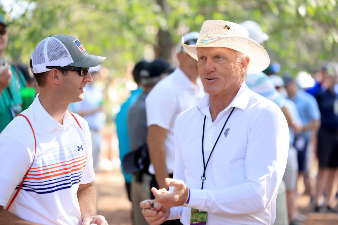 AUGUSTA, GEÓRGIA - 10 DE ABRIL: Greg Norman da Austrália, Comissário do LIV Golf Tour entre os clientes durante uma rodada de treinos antes do Masters de 2024 no Augusta National Golf Club em 10 de agosto de 2024 em Augusta, Geórgia.  (Foto de David Cannon/Getty Images)