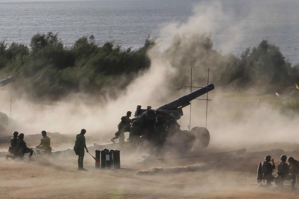 陸軍金門防衛指揮部（金防部）今（2）日原預定進行對海實彈射擊，但後來改至陸上靶場。圖為2023年7月26日，配合國軍漢光39號實兵演練，金防部在金門后湖周邊海域實施聯合反登陸實彈射擊。（中時資料照／黃子明攝）