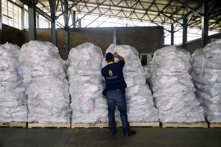 Un trabajador organiza ayuda humanitaria para los venezolanos en una bodega cerca del puente fronterizo de Tienditas entre Colombia y Venezuela en Cúcuta, Colombia. 14 de febrero, 2019. REUTERS/Edgard Garrido