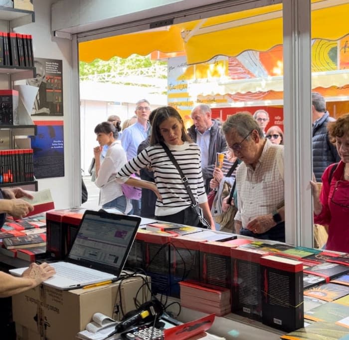 Doña Letizia en la Feria del Libro de Madrid