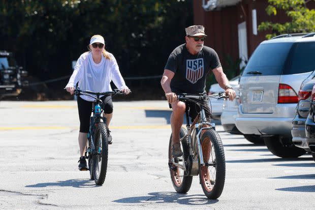 Arnold Schwarzenegger et sa compagne Heather Milligan à vélo à Los Angeles en 2020.