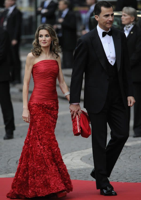 Reina Letizia con vestido de gala rojo