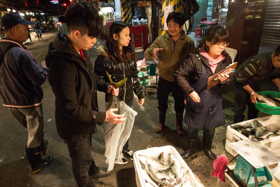 沈子豪每週親自到基隆崁仔頂魚市挑選海鮮，女友陳姵君再晚也陪著。