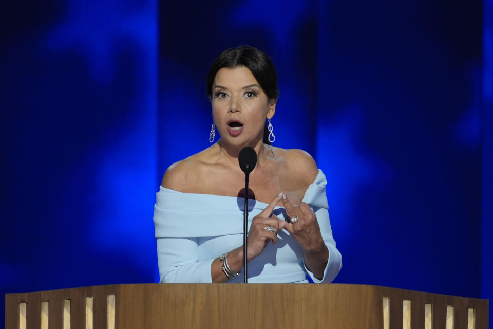 Ana Navarro berpidato selama Konvensi Nasional Demokrat, Selasa, 20 Agustus 2024, di Chicago. (Foto AP/J. Scott Applewhite)