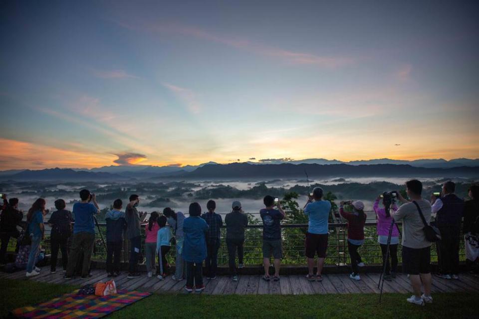 西拉雅國家風景區管理處的二寮曙光，吸引遊客爭睹曙光美景。(西拉雅國家風景區管理處提供)
