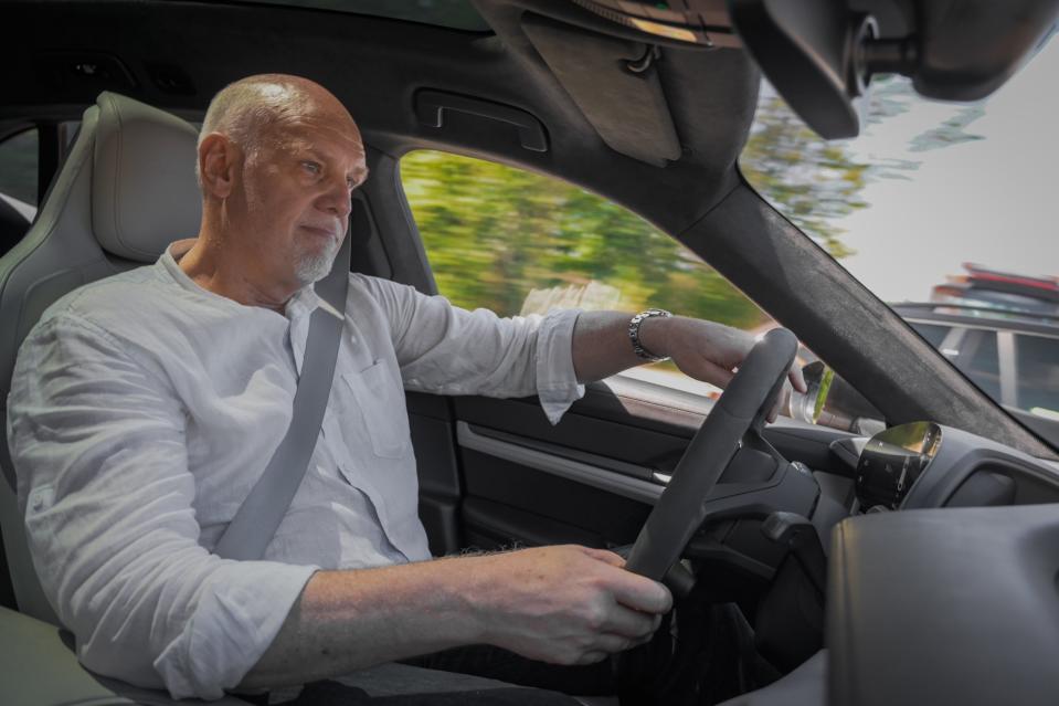 Testfahrt auf der Autobahn: Autor Henning Krogh im Porsche Taycan Turbo Cross Turismo. Copyright: Jannik Abelt