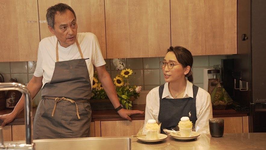 過去曾傳出渡邊謙（左）與女兒杏他不合，但去年他首次現身杏的YouTube頻道一起下廚，打破不實謠言。（翻攝自渡邊謙Instagram）