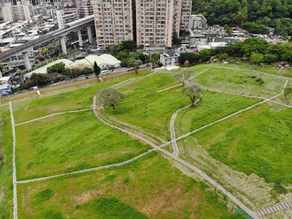 《圖說》新莊第一公墓改造為綠化園地。〈民政局提供〉
