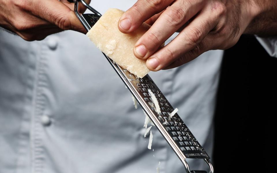 <p>Nichts geht über frisch geriebenen Parmesan auf heißer Pasta! Ob im Restaurant oder in der heimischen Küche: Meist ist es die Parmesanreibe, die hier zum Einsatz kommt. Sollte Ihnen beim Reiben das Handgelenk schmerzen, können Sie auch eine elektrische Reibe verwenden. Größere Parmesanstücke schneiden Sie hingegen am besten mit einem mandelförmigen Parmesanmesser ab. (Bild: iStock / kudryavtsev)</p> 