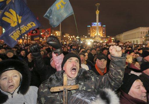烏克蘭群眾於基輔獨立廣場示威抗議 (圖片來源：美聯社)