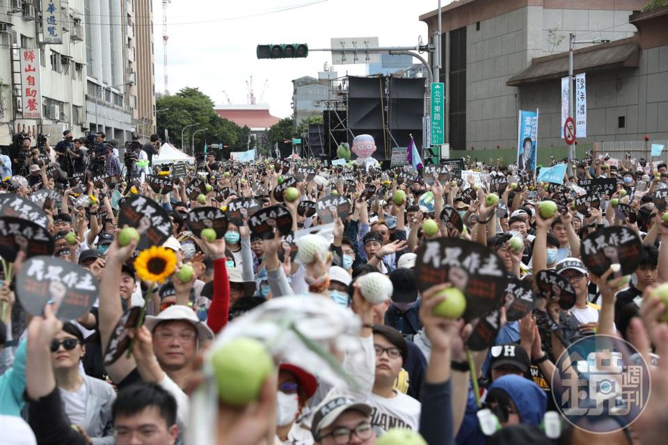 台北市北平東路、民進黨中央黨部旁聚集抗議人潮。