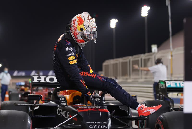 El piloto de Red Bull Max Verstappen celebra tras obtener la "pole position" en el Gran Premio de Bárein de la Fórmula Uno, en el Circuito Internacional de Bárein, Sakhir, Bárein