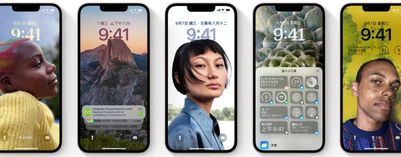 在iOS 16中，鎖定畫面變得更個人化、亮麗且實用。   圖：翻攝自蘋果官網