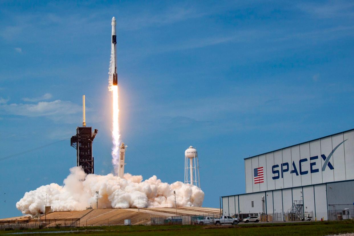 spacex falcon 9 rocket launch crew dragon spaceship endeavour demo2 demo 2 bob robert behnken doug hurley launch complex 39a kennedy space center ksc EZT05CjXYAExgn2