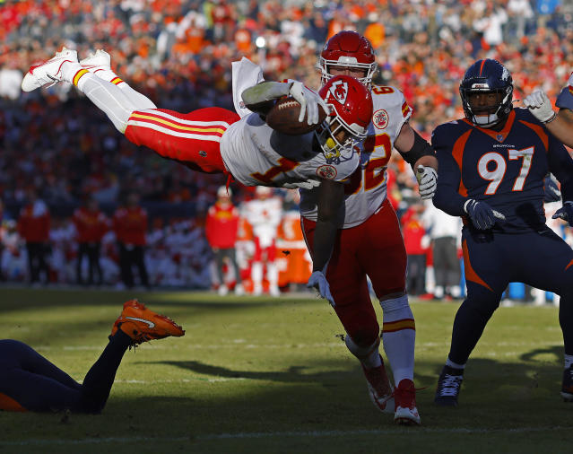 Chiefs' Patrick Mahomes completes no-look TD toss to Jerick McKinnon