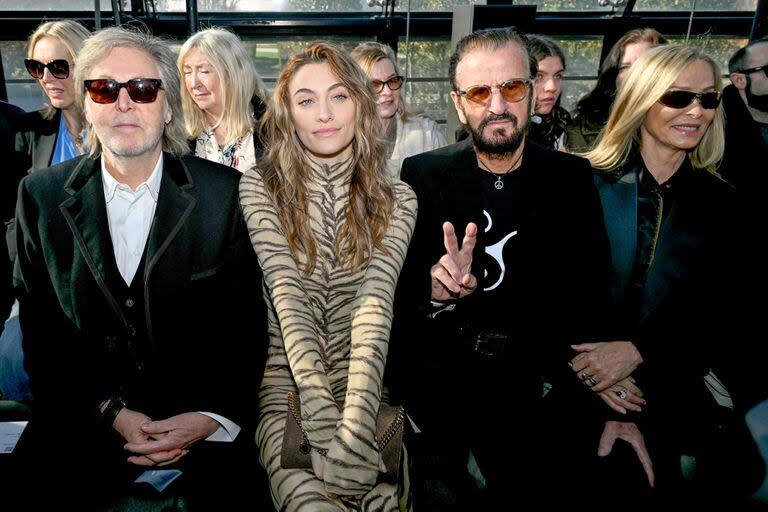 Una pequeña reunión entre Los Beatles y la heredera de Michael Jackson tuvo lugar en el desfile de la firma de Stella McCartney en París. Paul McCartney, la modelo y actriz estadounidense Paris Jackson, y  Ringo Star -junto a su esposa, la actriz Barbara Bach- engalanaron el evento y le dieron un toque de rock & roll y pop  