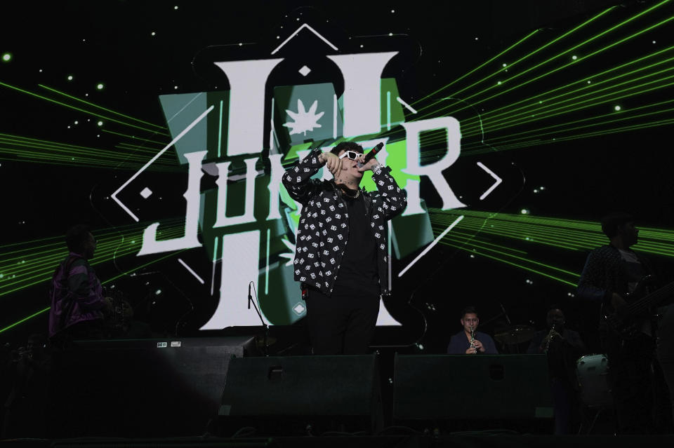 El intérprete mexicano de corridos tumbados Junior H durante su presentación en el festival Axe Ceremonia en el parque Bicentenario en la Ciudad de México el sábado 1 de abril de 2023. (Foto AP/Marco Ugarte)