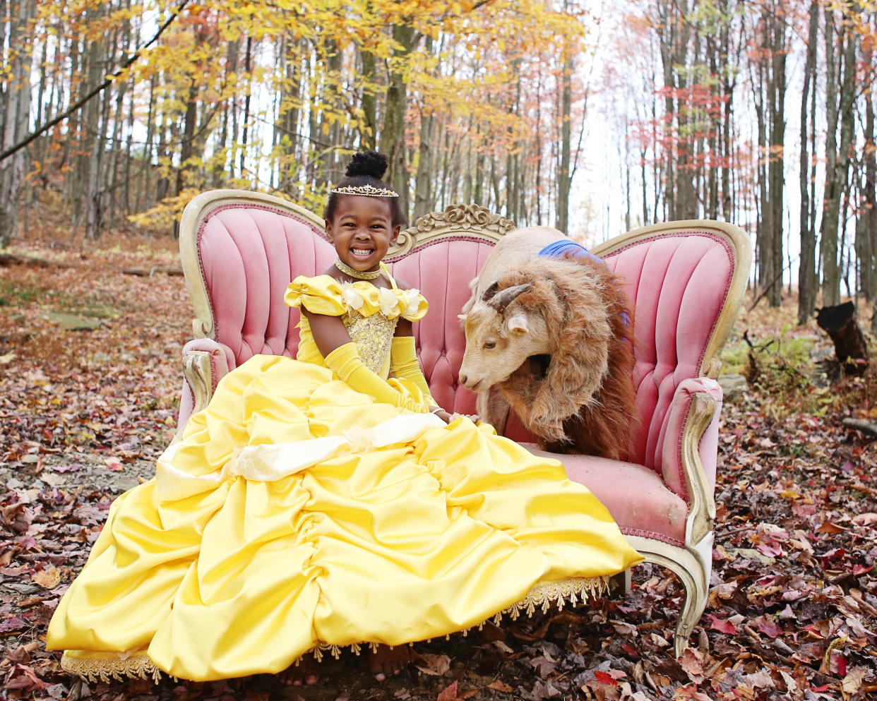 Lindsey Bonnice's kids and pets&nbsp;wear&nbsp;coordinated&nbsp;Halloween costumes.&nbsp; (Photo: Lindsey Bonnice/Live Sweet Photography)