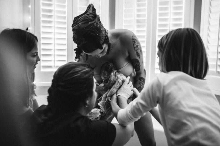 Les filles étaient très excitées à l’idée de rencontrer leur petite sœur. Photo: Rebecca Burt Photography