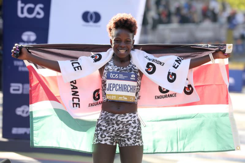 Peres Jepchircir de Kenia celebra después de ganar la carrera femenina en el Maratón de la ciudad de Nueva York. Terminó con un tiempo de 2 horas 22 minutos 39 segundos.