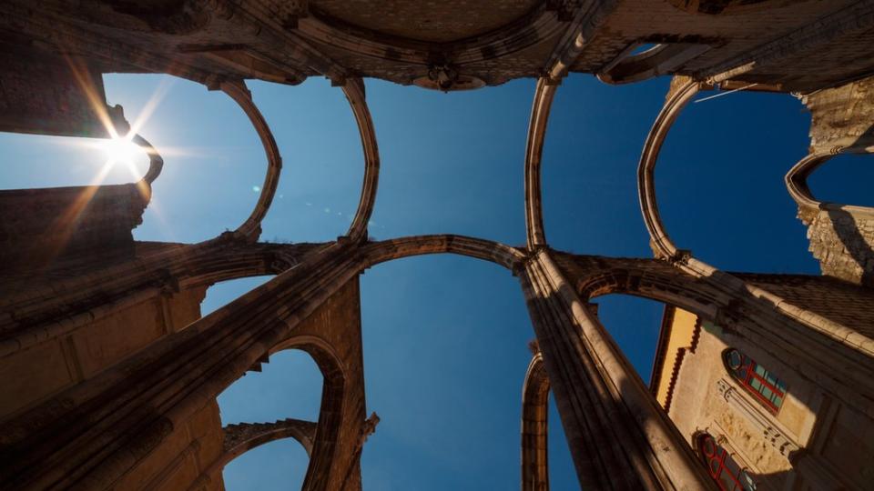 La gótica Igreja do Carmo tiene las cicatrices del terremoto de 1755.