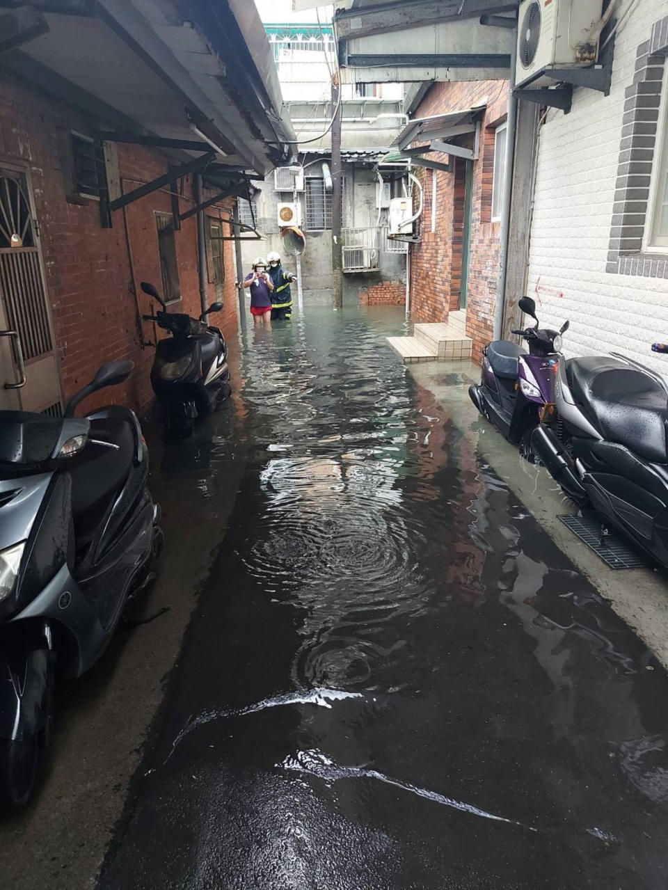 受對流雲系發展旺盛影響，今天各地出現強降雨，水利署針對台北市內湖區等發布淹水警戒，其中內湖區東湖路58巷下午4時許一度水淹至膝蓋高。（翻攝照片）