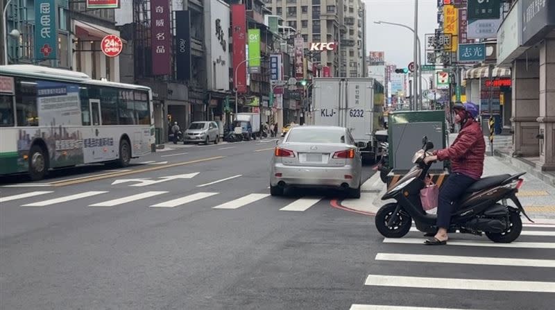 台灣道路隨處可見違停車輛，駕駛人素質令人堪憂。（示意圖／資料照）