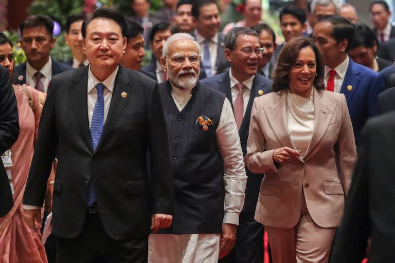 El presidente de Corea del Sur, Yoon Suk Yeol, el primer ministro de la India, Narendra Modi y la vicepresidenta de Estados Unidos, Kamala Harris, en la Cumbre del Este Asiático como parte de la 43º Cumbre de la Asociación de Naciones del Sudeste Asiático (Asean) en Yakarta el 7 de septiembre de 2023. 