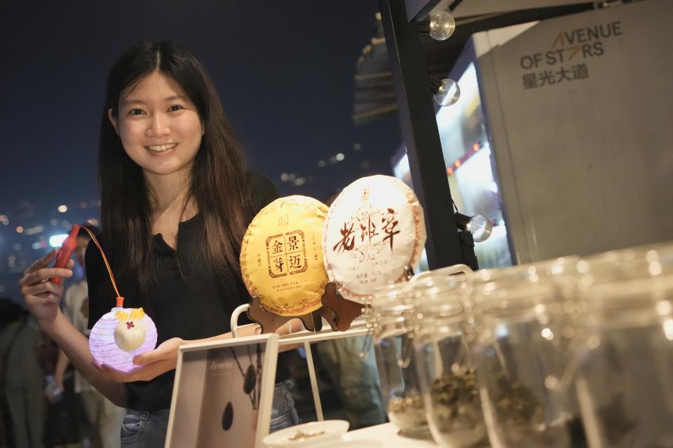 於「星光夜市」擺檔售賣茶葉的Nataly稱，不少香港人及外國遊客幫襯買茶葉，當中以鴨屎香茶葉最受歡迎。