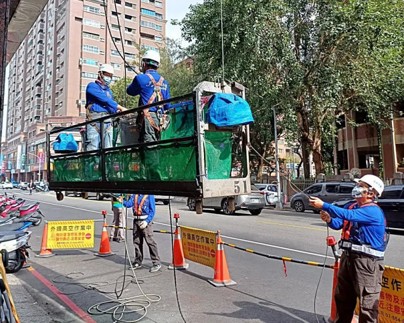 ▲勞動部職安署提醒雇主應依法規落實熱危害預防及管理措施，未積極防護導致勞工發生職災必嚴予查辦重罰。（圖／高雄市勞工局）