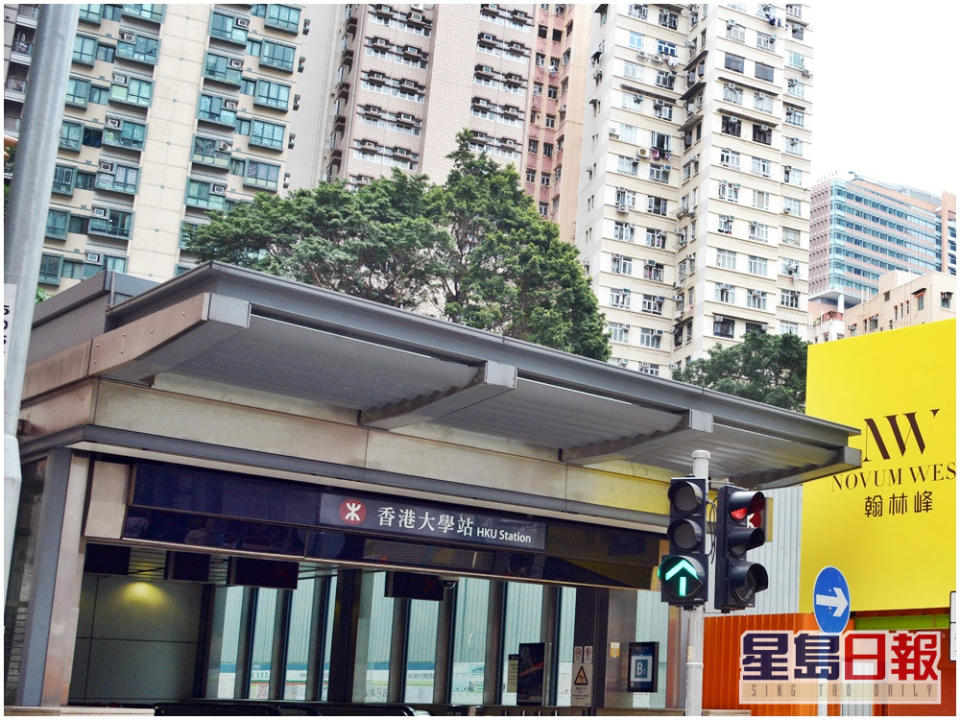 警方在港鐵香港大學站附近一帶埋伏。資料圖片