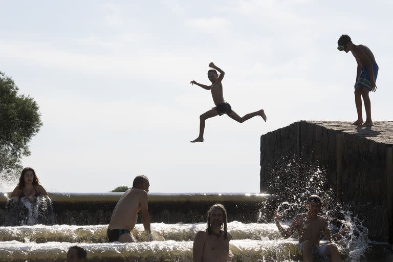 La gente se refresca en el río Berounka, en la ciudad checa de Dobrichovice, mientras el calor se desplaza hacia el este de Europa