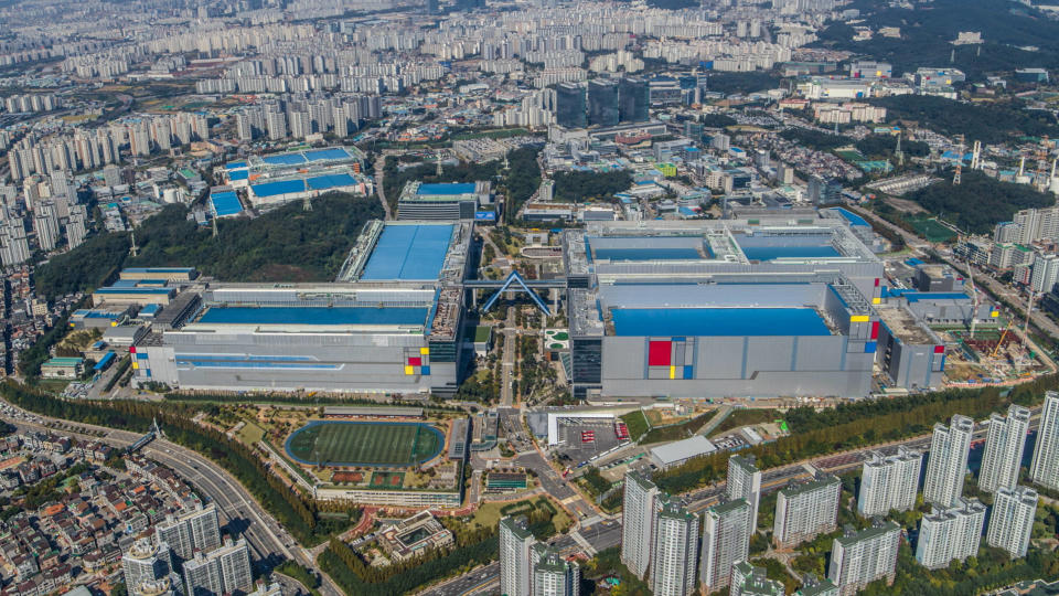  An aerial photo of Samsung's Hwaseon S3 and S4 manufacturing plants. 