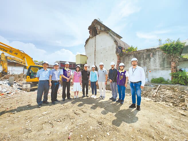 文化部長史哲（左五）26日到彰化市農業倉庫視察。（吳建輝攝）